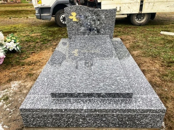 monument en granit du tarn foncé